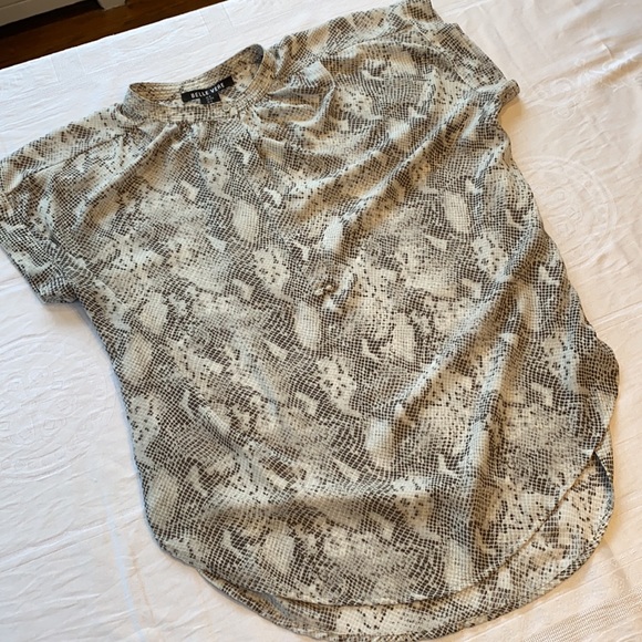 Belle Vere taupe/ivory patterned blouse. Short sleeve, 4 button down blouse. Med - Picture 3 of 4